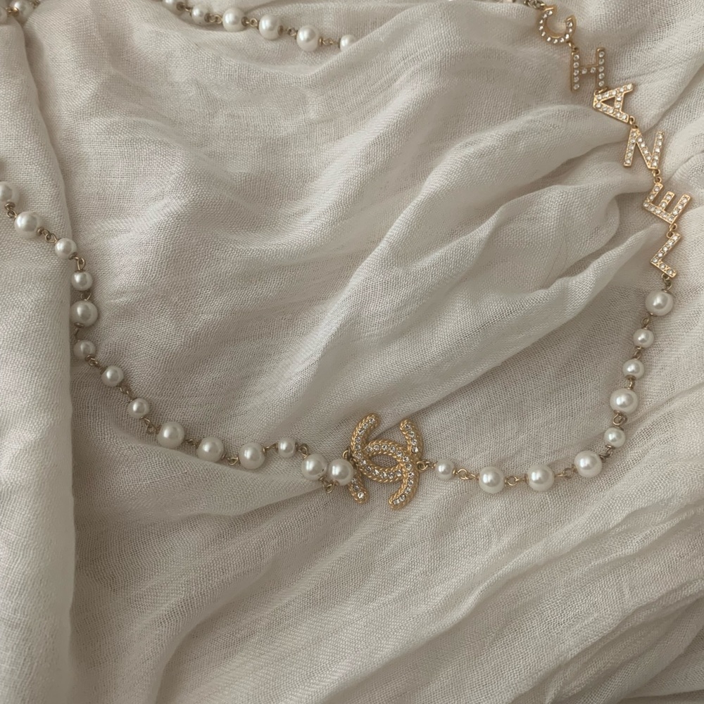 Gorgeous Chanel jewelry pearl necklace